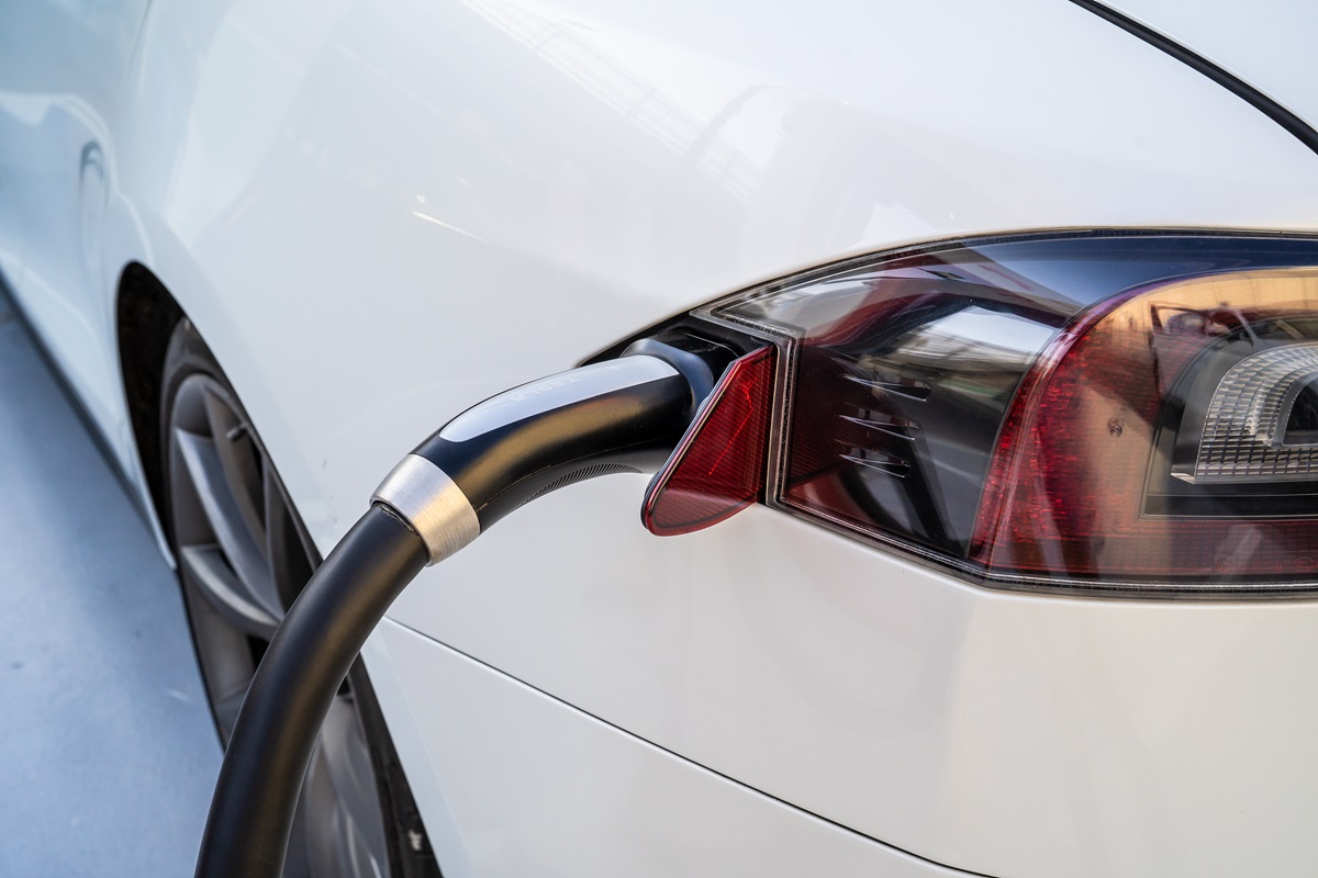 véhicule blanc en train d'être rechargé